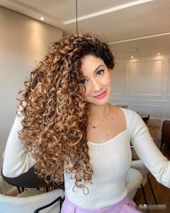 ​女士发型别乱整，试试长发螺丝烫，展现别样美丽与洋气