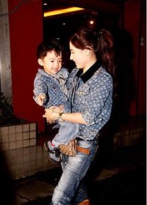 ​张柏芝流产谢霆锋说管我什么事？张柏芝流产四次是真的吗