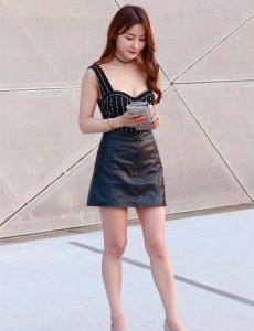 ​超短热裤的性感美女，浑身散发迷人的诱惑力