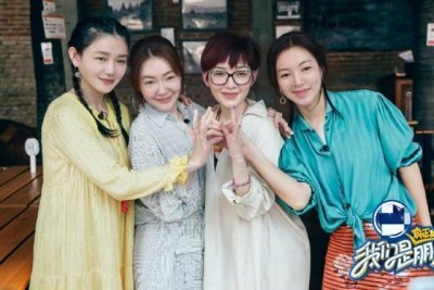 ​大小S阿雅合体亮相机场，姐妹着装默契十足，但最抢眼的还是阿雅