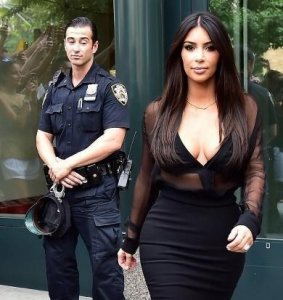 ​吸血还吸金！卡戴珊家族的成名源于偷拍录像带，你怎么看？