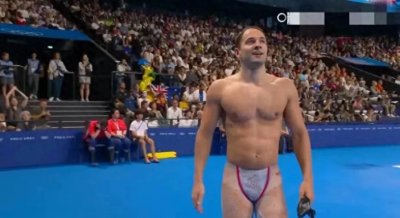 ​荷兰女泳员穿透视泳装，比赛中陷入羞涩尴尬瞬间！