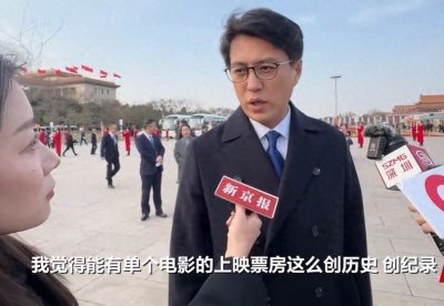 ​靳东对着镜头掀头发，皮肤蜡黄、鱼尾纹太深，男神形象不在！