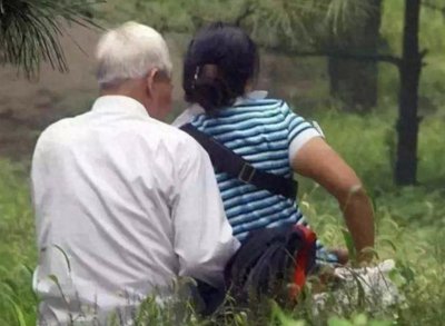 ​公园“老头乐”层出不穷，大妈：10元一次背后的社会现象