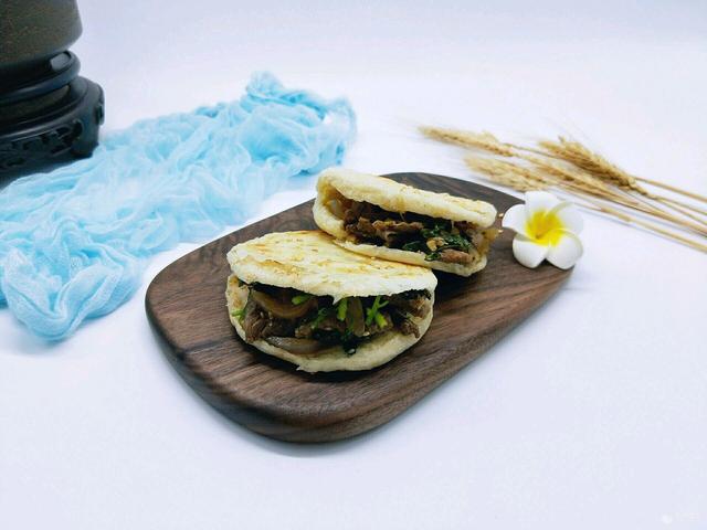 烧饼的做法电饼铛家庭版（烧饼夹烤肉利仁电饼铛）(1)