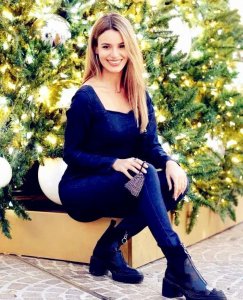 ​新西兰钻石级美人，魔鬼身材气质若兰，穿搭英伦风又美又飒