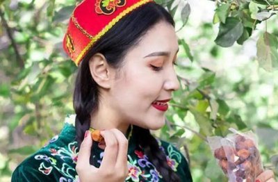 ​新疆水果的奇怪之处：吊在树上的杏，不烂不腐，不干不摘