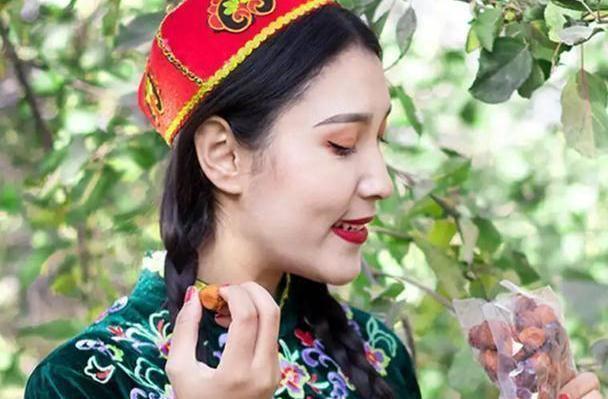 新疆水果的奇怪之处:吊在树上的杏,不烂不腐,不干不摘