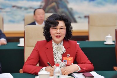 ​陈爱莲：“精神小妹”成百亿身家女老板，曾买100辆宝马送员工！