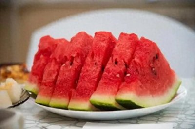 ​俄罗斯军营西瓜中毒事件：12名士兵死亡，30人住院，疑为农药中毒