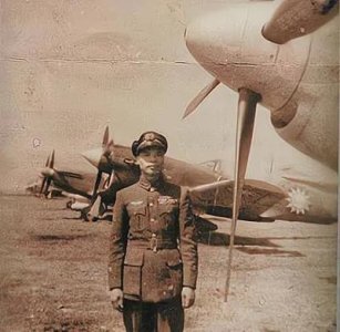 ​飞行员吴其轺被日机击落后是怎么生还的，2008年他做出什么举动？