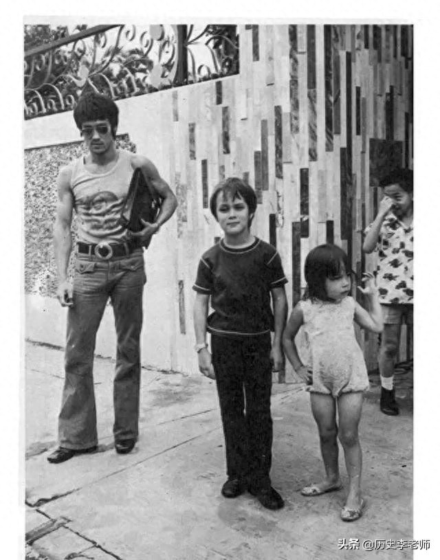 李小龙女儿李香凝:眼神犀利,颇有父亲神韵,图3两人合影太罕见