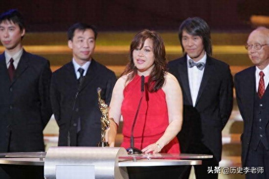 李小龙女儿李香凝:眼神犀利,颇有父亲神韵,图3两人合影太罕见