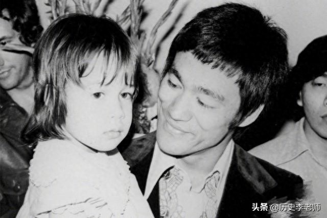 李小龙女儿李香凝:眼神犀利,颇有父亲神韵,图3两人合影太罕见