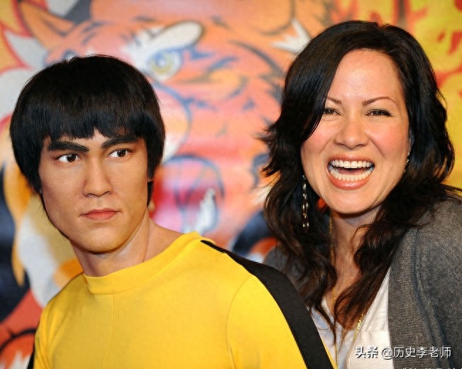 李小龙女儿李香凝:眼神犀利,颇有父亲神韵,图3两人合影太罕见