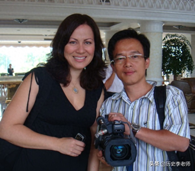 李小龙女儿李香凝:眼神犀利,颇有父亲神韵,图3两人合影太罕见