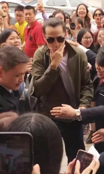 胡歌心形发际线走红，不仅女星脱发，男星的中年除了发福还有秃顶