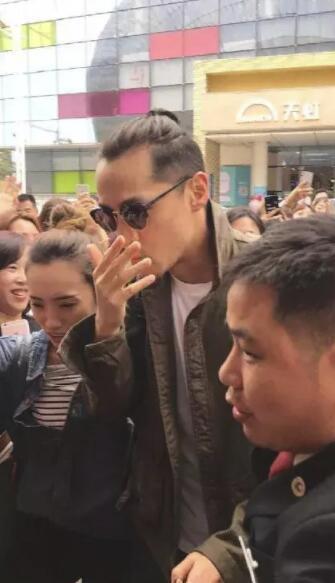 胡歌心形发际线走红，不仅女星脱发，男星的中年除了发福还有秃顶