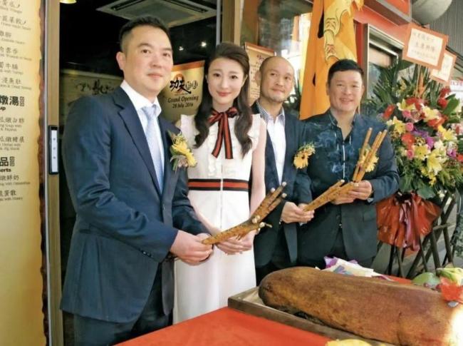 TVB视后出席婚礼大晒傲人身材 与老公同框似父女？