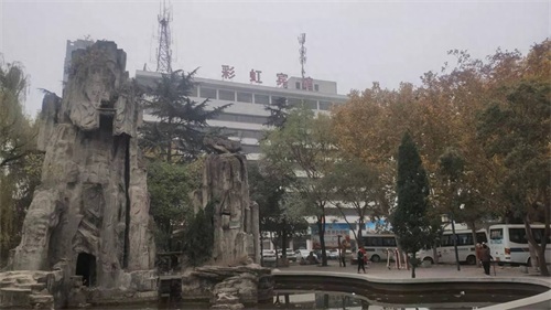 咸阳有一条彩虹路，彩虹路两边就是彩虹厂和彩虹的老小区