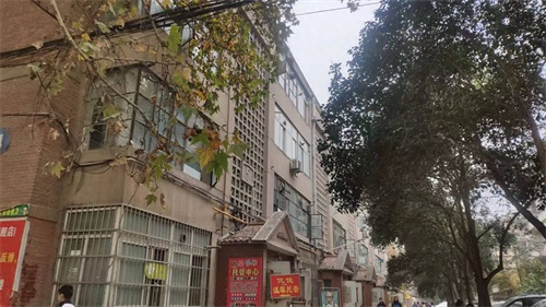 咸阳有一条彩虹路，彩虹路两边就是彩虹厂和彩虹的老小区