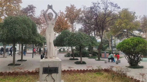 咸阳有一条彩虹路，彩虹路两边就是彩虹厂和彩虹的老小区