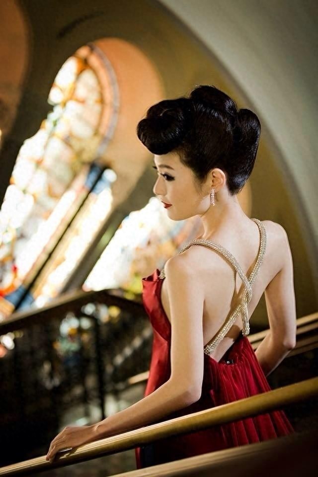 组图：新一任“晶女郎”蔡洁