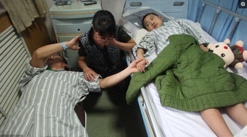 8张催人泪下的父子图，8位平凡又伟大的父亲，看哪位让你感动落泪