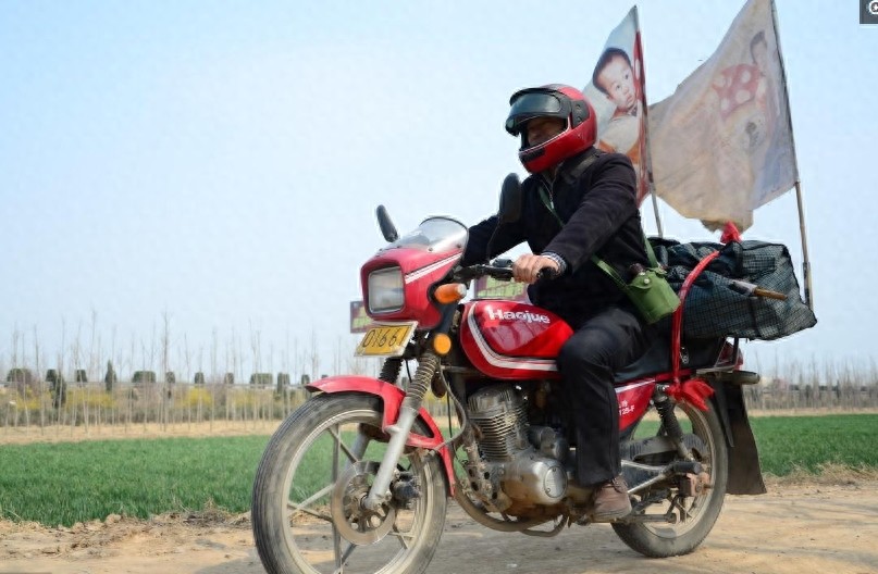 8张催人泪下的父子图，8位平凡又伟大的父亲，看哪位让你感动落泪