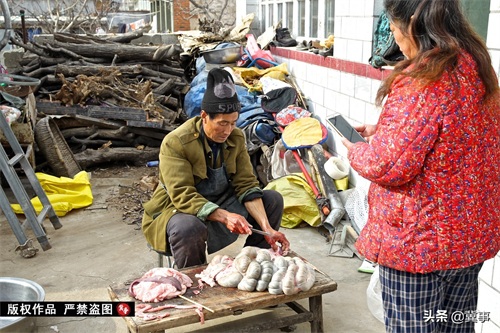 它是真正的东北名菜，菜名都饱含霸气