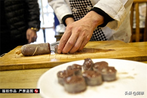它是真正的东北名菜，菜名都饱含霸气