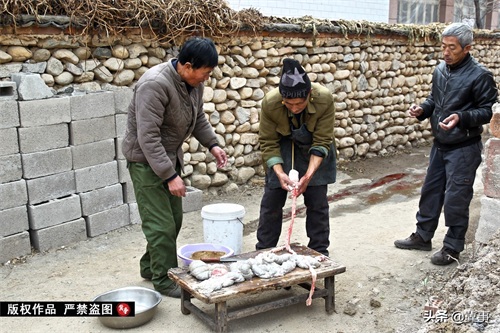 它是真正的东北名菜，菜名都饱含霸气
