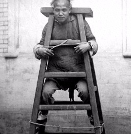 清末刑罚照片：图2半空扎马步，图5女犯痛苦万分