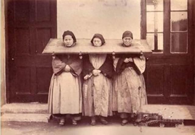 清末刑罚照片：图2半空扎马步，图5女犯痛苦万分