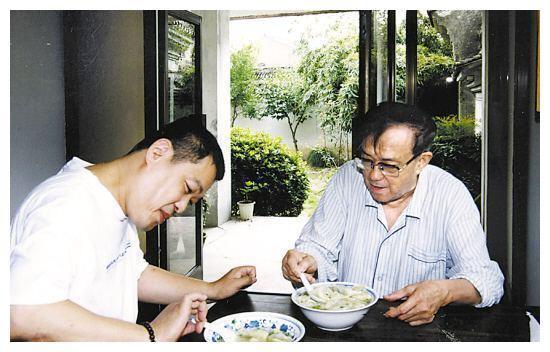 家有“残疾”孩子的明星，倪萍放弃事业，她伺候儿子40多年