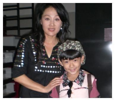 家有“残疾”孩子的明星，倪萍放弃事业，她伺候儿子40多年