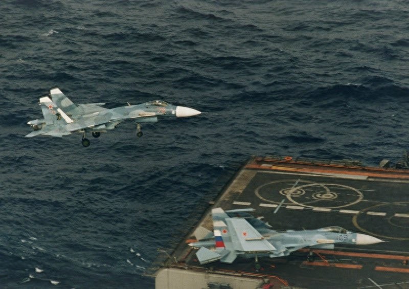 苏33战机首飞30周年：用途单一毁誉参半，歼15见了却要叫声老师