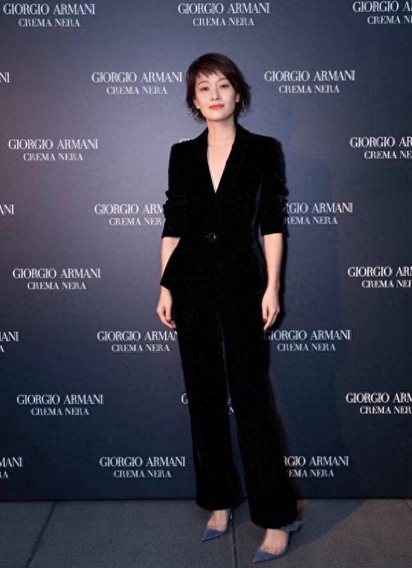 马伊琍最新短发，“狗啃刘海”减龄娇俏，一身丝绒西装美得太高级