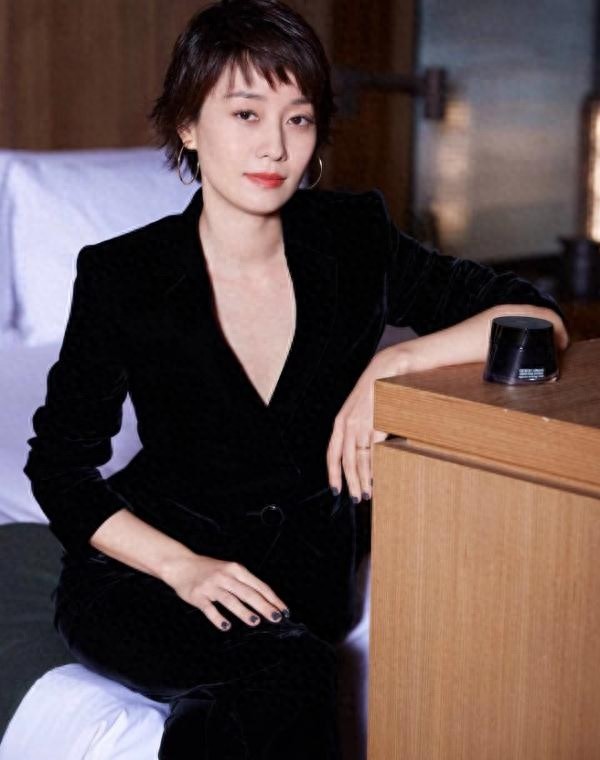 马伊琍最新短发，“狗啃刘海”减龄娇俏，一身丝绒西装美得太高级