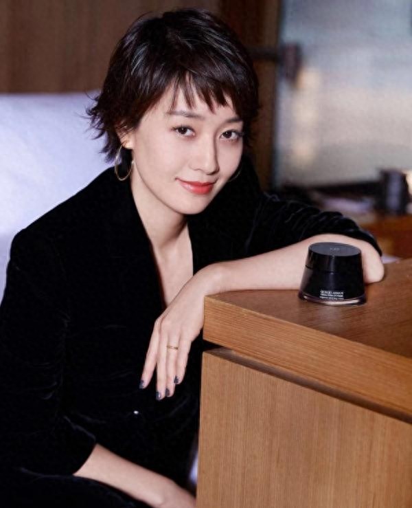 马伊琍最新短发，“狗啃刘海”减龄娇俏，一身丝绒西装美得太高级