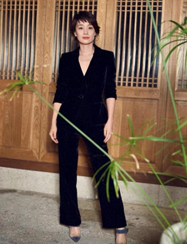 马伊琍最新短发，“狗啃刘海”减龄娇俏，一身丝绒西装美得太高级