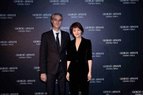 马伊琍最新短发，“狗啃刘海”减龄娇俏，一身丝绒西装美得太高级