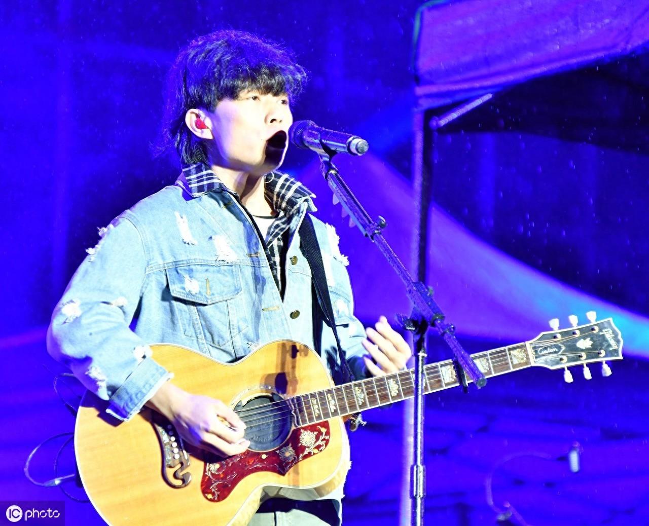 明星影像：赵雷，生于北京，中国内地民谣歌手、音乐人